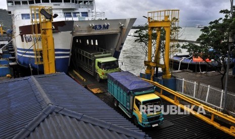 Truk keluar dari buritan kapal fery KMP Primas Kanaya sesaat tiba dari Lampung di Pelabuhan Merak, Banten, Senin (29/1). 