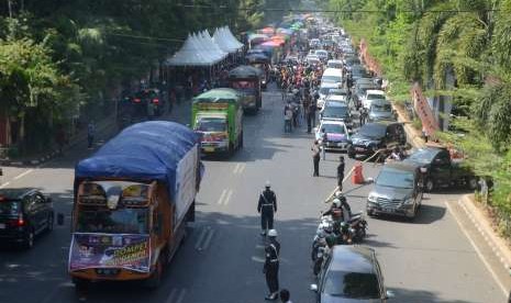 Truk logistik bantuan untuk korban gempa dan tsunami Palu-Donggala diberangkatkan di Makassar, Sulawesi Selatan, Kamis (4/10).