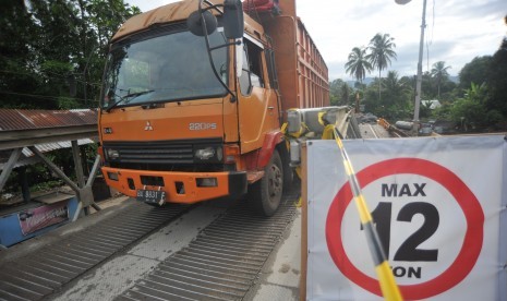 Truk melewati jembatan darurat Batang Kalu, di Jalur Padang - Bukittinggi, Kayutanam, Padangpariaman, Sumatera Barat. (ilustrasi)