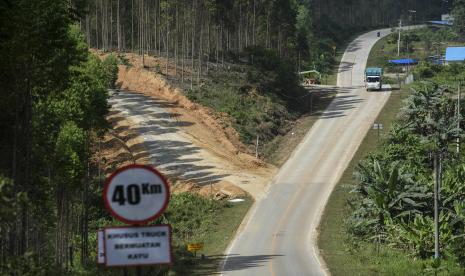 Truk melintas di jalan raya yang akan masuk ke dalam Kawasan Inti Pusat Pemerintahan Ibu Kota Negara (IKN) Nusantara di Kecamatan Sepaku, Penajam Paser Utara, Kalimantan Timur, Selasa (15/3/2022). Kawasan Inti Pusat Pemerintahan IKN Nusantara seluas 6.671 hektare itu rencananya akan terbagi menjadi tiga klaster, yaitu klaster kawasan inti pemerintahan, klaster pendidikan, dan klaster kesehatan. 