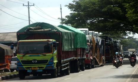 Truk melintas di jalur Pantura, Dampyak, Kabupaten Tegal, Jawa Tengah, Senin (25/4/2022). (Ilustrasi)