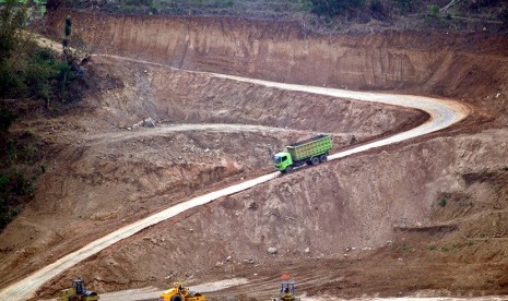 Truk melintas di lokasi proyek pembangunan ruas Tol Bawen-Salatiga di Tuntang, Kabupaten Semarang, Jawa Tengah, Rabu (11/11).