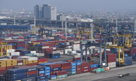 Truk melintas menuju lokasi bongkar muat peti kemas di Pelabuhan Tanjung Priok, Jakarta Utara, Senin (26/9/2022).