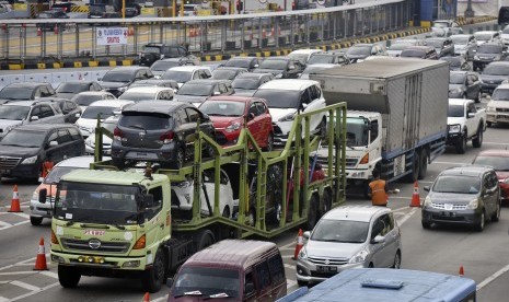 Truk melintasi gerbang tol Cikarang Utama, Bekasi, Jawa Barat, Jumat (30/6). Truk mulai melintasi tol Cikampek pada arus balik H+5 meskipun telah ada himbauan dari Kemenhub operasional truk mulai H+8 guna mengurangi beban arus balik Lebaran. 