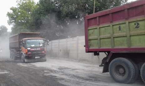 Truk tambang melintasi jalan di Parungpanjang, Kabupaten Bogor, Rabu (26/9).