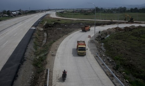 Truk melintasi ruas jalan proyek Tol Soreang-Pasir Koja (Soroja) di Kabupaten Bandung, Jawa Barat.