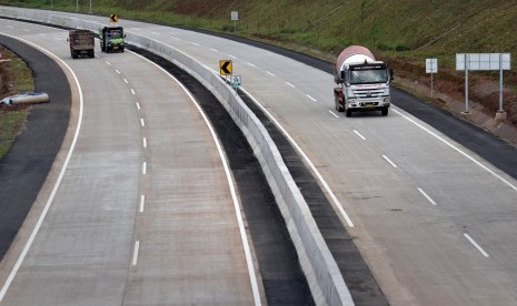 Truk melintasi ruas Tol Bawen-Salatiga di Tuntang, Kabupaten Semarang, Jawa Tengah, Senin (10/4). 