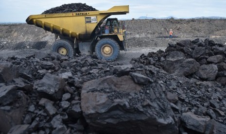 Truk membawa batubara di area pertambangan PT Adaro Indonesia di Tabalong, Kalimantan Selatan, Selasa (17/10). 