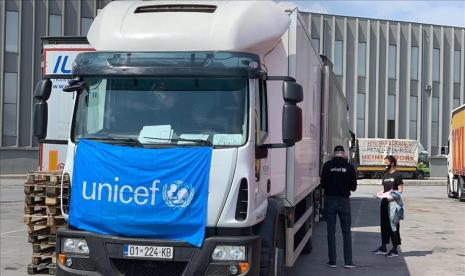 Truk mengangkut bantuan Unicef.