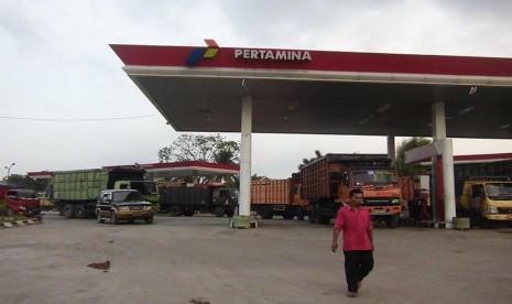 Truk padati SPBU di jalinsum