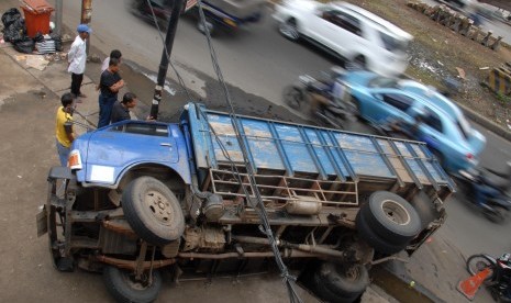 Truk Pasir Terguling (Ilustrasi)