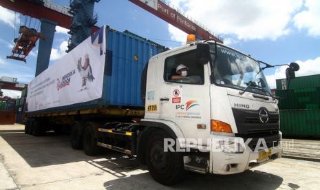 Truk Pelindo membawa kontainer saat pelepasan ekspor komoditas pertanian Kalbar di terminal peti kemas Pelabuhan Dwikora, Pontianak, Kalimantan Barat, Sabtu (14/8). Pelepasan ekspor komoditas pertanian Kalimantan Barat senilai 194,31 miliar dari pelabuhan tersebut merupakan rangkaian kegiatan dari Pelepasan Merdeka Ekspor 2021 ke delapan negara di 17 titik pelabuhan di Indonesia yang diresmikan Presiden Joko Widodo.