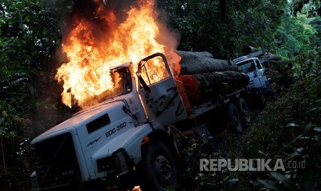 Truk pembawa batang kayu milik pelaku ilegal logging di Hutan Amazon Brazil dibakar di tempat oleh petugas gabungan militer dan kepolisian.