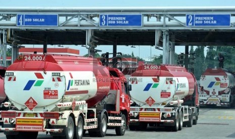  Truk pengangkut BBM berbaris antri saat akan mengisi pasokan tangki di Terminal Pertamina, Jakarta, Rabu (31/7). (Republika/ Tahta Aidilla)