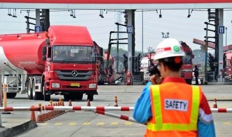  Truk pengangkut BBM berjalan keluar usai mengisi pasokan tangki di Terminal Pertamina, Jakarta, Rabu (31/7).  (Republika/ Tahta Aidilla)