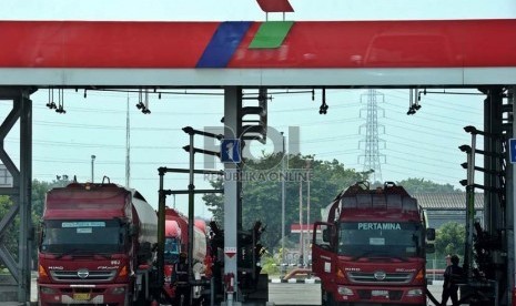  Truk pengangkut BBM usai mengisi pasokan tangki di Terminal Pertamina, Jakarta, Rabu (31/7).  (Republika/ Tahta Aidilla)