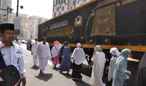 Truk pengangkut kiswah Ka'bah terparkir di samping hotel Le meridien dekat Masjid al Haram pada Senin (13/8).