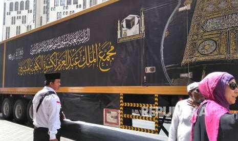 Truk pengangkut kiswah Ka'bah terparkir di samping hotel Le meridien dekat Masjid al Haram pada Senin (13/8)