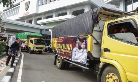 Truk pengangkut paket sembako dan makanan untuk korban bencana banjir berangkat dari halaman Kantor Gubernur Kalimantan Tengah, Palangkaraya, Kalimantan Tengah, Kamis (9/9/2021). Pemerintah Provinsi Kalimantan Tengah bersama Bank Kalteng mendistribusikan sebanyak 5.000 paket sembako, makanan dan minuman untuk korban banjir yang berada di wilayah Kabupaten Katingan.