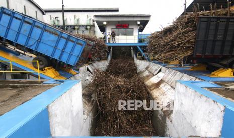 Truk pengangkut tebu bongkar muatan di Pabrik Gula Glenmore, PTPN XII, Banyuwangi, Jawa Timur. Kementerian Koordinator Perekonomian menyatakan bakal membuat peta jalan industri gula yang lebih luas. Tujuannya agar pabrik gula dapat memproduksi berbagai produk sampingan seperti ethanol.