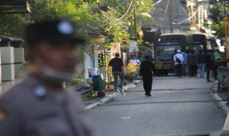 Truk polisi disiagakan untuk menjemput simpatisan saat upaya penangkapan Moch Subchi Azal Tsani (MSAT) di Pondok Pesantren (Ponpes) Shiddiqiyah, Kecamatan Ploso, Jombang, Jawa Timur, Kamis (7/7/2022). Polisi mengamankan 320 orang simpatisan yang menghalangi upaya jemput paksa MSAT anak Kiai tersangka pencabulan.