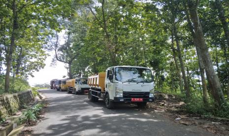 Truk sampah hendak menuju lahan TPA Gunung Cunil, Banyumas.