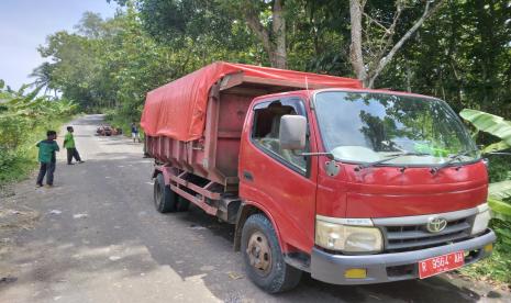 Truk sampah yang terhambat menuju TPA Gunung Cunil akibat jalan menuju lokasi diblokade warga.