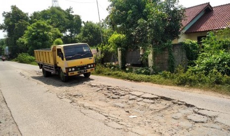 Truk sedang melintasi Jalan Raya Babelan, Desa Babelan Kota, Babelan, Kabupaten Bekasi. (Ilustrasi)