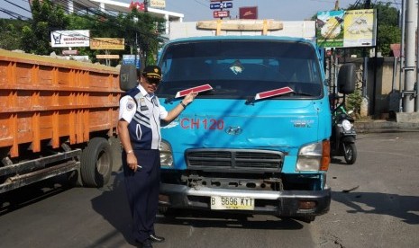 Truk sedang mengangkut Hebel tak kuat menanjak, akhirnya mundur menabrak tiga kendaraan dibelakangnya di tanjakan Depok Town Center, Jalan Sawangan,  Kecamatan Pancoran Mas. Kota Depok, Kamis (18/7).