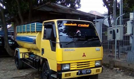 Truk sedot tinja siap melayani masyarakat.