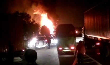 Truk tangki BBM terbakar di titik KM 51.400 Tol Jakarta Cikampek arah Jakarta, Sabtu (6/1). PT Jasa Marga berlakukan rekayasa buka tutup dan pengguna Jalan Tol diimbau menggunakan jalur alternatif. 