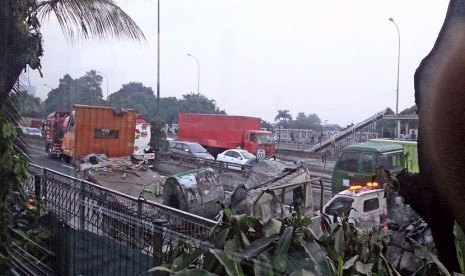 Truk terbakar di tol sekitar Jatinegara. 