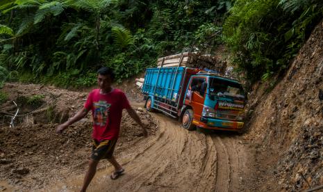 Truk terjebak melintasi ruas jalan Lebak-Sukabumi yang rusak di Cibeber, Lebak, Banten, Jumat (14/10/2022). Ruas jalan utama penghubung Provinsi Banten dan Jawa Barat tersebut kondisinya sudah rusak selama puluhan tahun dan belum ada perhatian dari pemerintah setempat. 