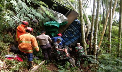 Truk terperosok ke jurang wilayah Jalan Raya Payung, Kelurahan Songgokerto, Kecamatan Batu, Kota Batu, Selasa (18/1). 