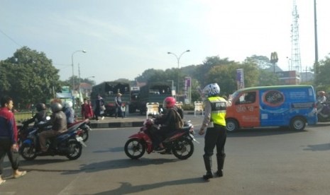 Truk TNI berjaga untuk antisipasi mogok massal angkutan umum di Bunderan Cibiru, Kota Bandung, Selasa (8/5).