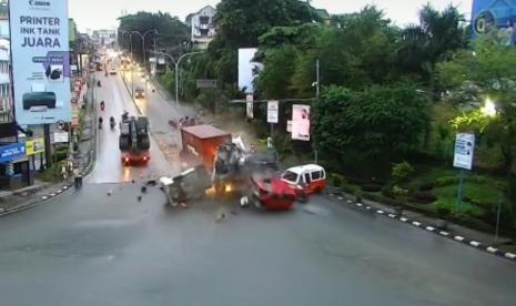 Truk tronton tabrak kendaraan di lampu merah Balikpapan, Jumat (21/1/2022),