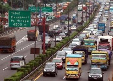 Truk-truk di tol dalam kota Jakarta