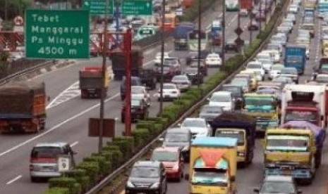 Truk-truk di tol dalam kota Jakarta