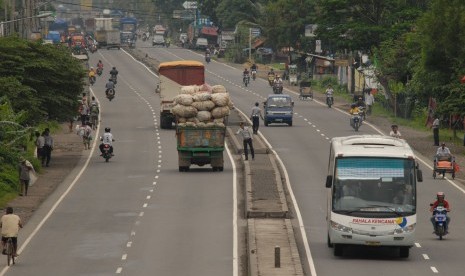 Truk-truk yang lewat di Jalur Pantura kerap menjadi korban pungli.