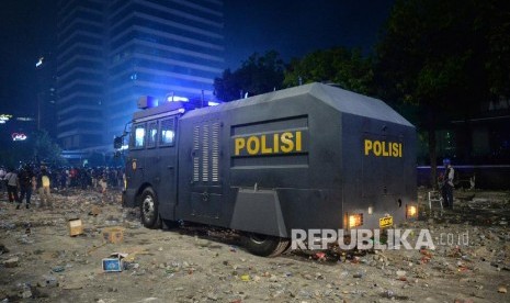 Truk water canon berdiri di antara sampah sisa aksi 22 Mei di seputar kantor Bawaslu, Kamis (23/5) dini hari.