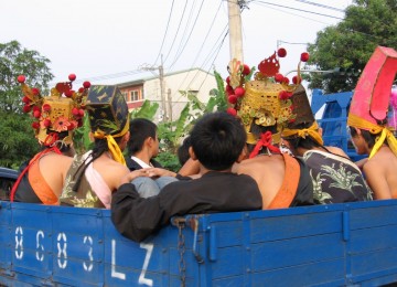 Truk mengangkut penumpang. ilustrasi