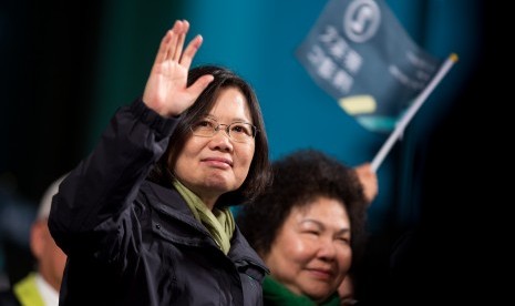 Tsai Ing-wen (kiri) 