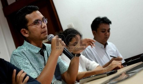 Peneliti Pusat Studi Hukum dan Kebijakan Indonesia (PSHK) Miko Susanto Ginting (kiri)