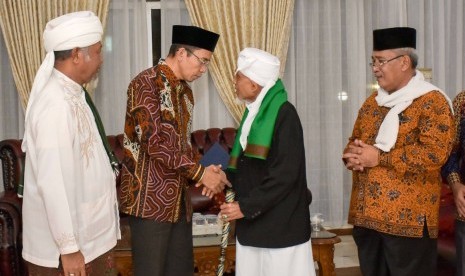  Tuan Guru Bajang (TGB) bersama Ketua PWNU NTB TGH Ahmad Taqiudin Mansyur, Mustasyar NU TGH Turmudzi Badaruddin, dan Syuriah PWNU NTB TGH Ma'arif Makmun, bertabayun dan meluruskan informasi hoaks tentang tudingan yang menggangu keharmonisan warga NW dan NU di NTB di Pendopo Gubernur NTB, Sabtu (7/4) malam.