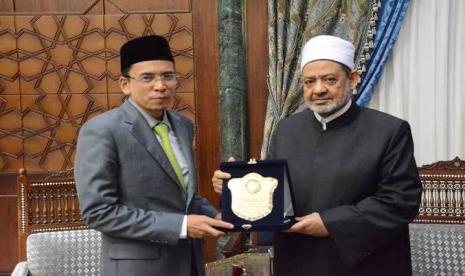 Tuan Guru Bajang (TGB) M Zainil Majdi selaku Ketua Organisasi Internasional Alumni Al Azhar (kiri) dengan Grand Syekh al-Azhar Prof Dr Ahmed al-Tayeb.