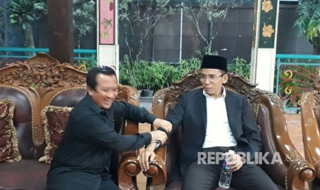 Tuan Guru Bajang (TGB) Muhammad Zainul Majdi dan Ustaz Yusuf Mansur saling pijat di rumah Amien Rais, Sleman, DIY, Jumat (12/5).