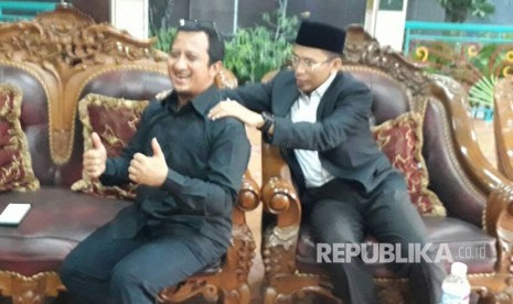 Tuan Guru Bajang (TGB) Muhammad Zainul Majdi dan Ustaz Yusuf Mansur saling pijat di rumah Amien Rais, Sleman, DIY, Jumat (12/5).