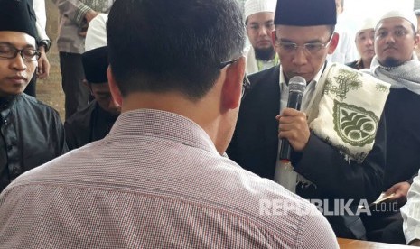 Tuan Guru Bajang (TGB) Muhammad Zainul Majdi membimbing seorang mualaf untuk melantunkan dua kalimat syahadat di Masjid Al Firdaus, Sewon, Bantul, DIY, Jumat (12/5).