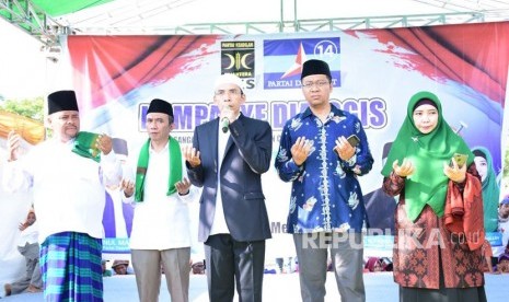 Tuan Guru Bajang (TGB) Muhammad Zainul Majdi turun sebagai juru kampanye pasangan Zulkieflimansyah dan Siti Rohmi Djalilah (Zul-Rohmi) dam Syamsul Lutfi dan Najamuddin (Fiddin) di Lapangan Sakra dan dan Lapangan Montong Gading, Kabupaten Lombok Timur, NTB, pada Senin (14/5).