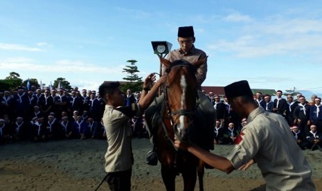 Tuan Guru Bajang (TGB) saat berkuda diEco Pesantren Daarut Tauhid, Parongpong, Kabupaten Bandung  Barat, Jabar